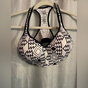 NWT Victoria’s Secret Black and White Patterned up yoga/ Sports Bra size Medium